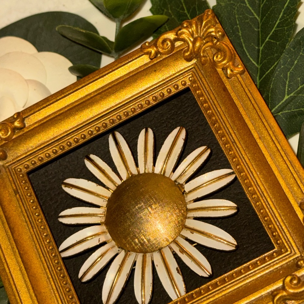 Vintage Daisy Brooch - Picture 9 of 14